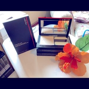 holiday special! NEW in box. 1 ShiseidoSynchro Skin Self-Refreshing powder
